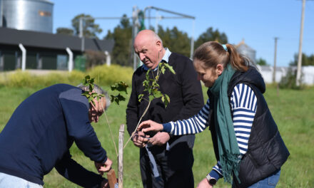 PLANTAMOS 40 ÁRBOLES PARA GENERAR UN PULMÓN VERDE EN EL PARQUE INDUSTRIAL CRESPO